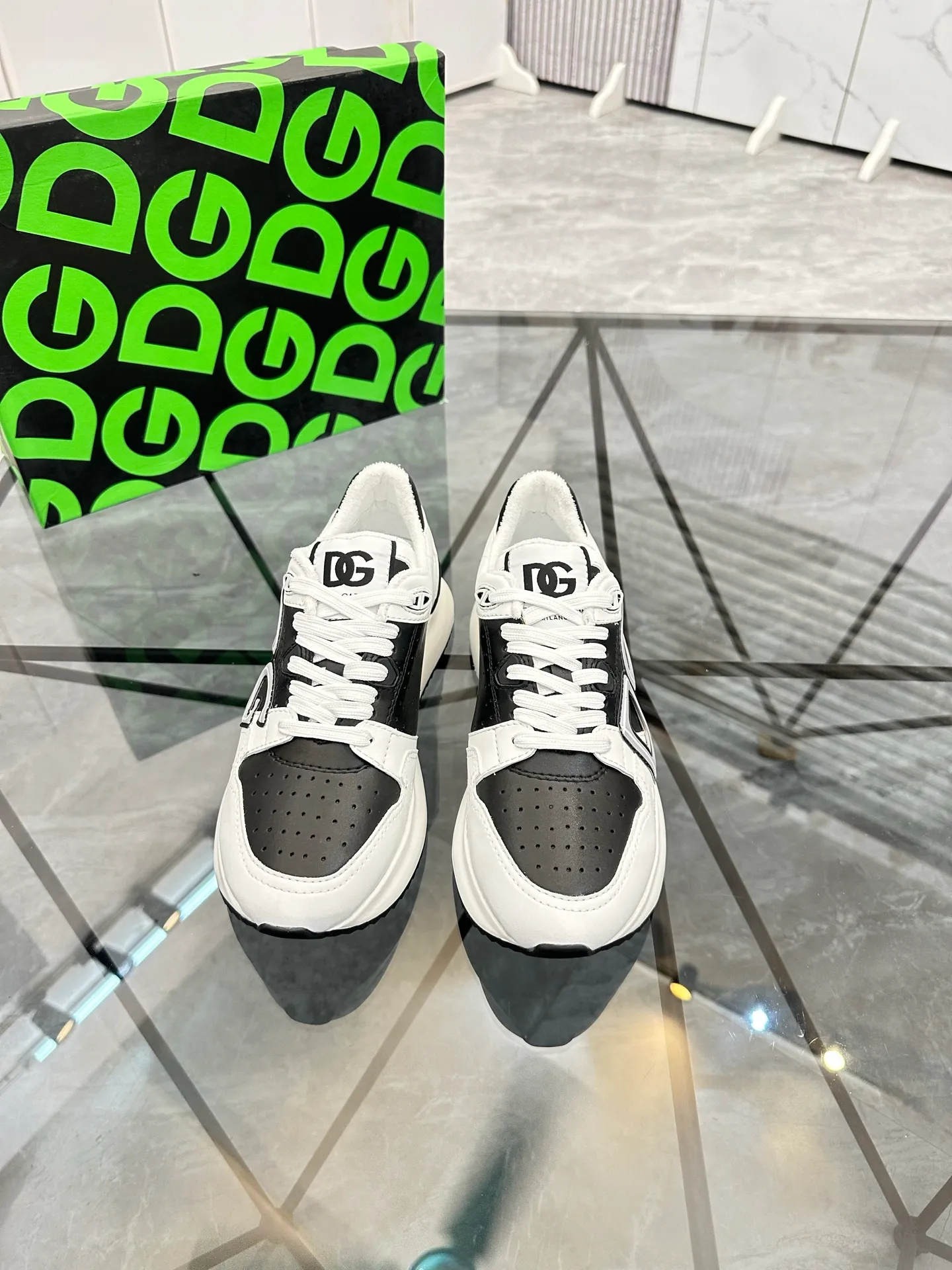Men's shoes: 💰P500¥ Product trademark: DG "Dolce & Gabbana*" low-top sneakers Regular size: 38-44 (can be customized to 45.46.) Product materials: Upper imported cowhide stitching original material, breathable lining, original outsole. Number: 803